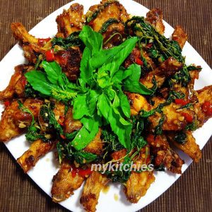 Cánh gà chiên sốt hương nhu kiểu Thái – fried chicken wings in holy basil sauce